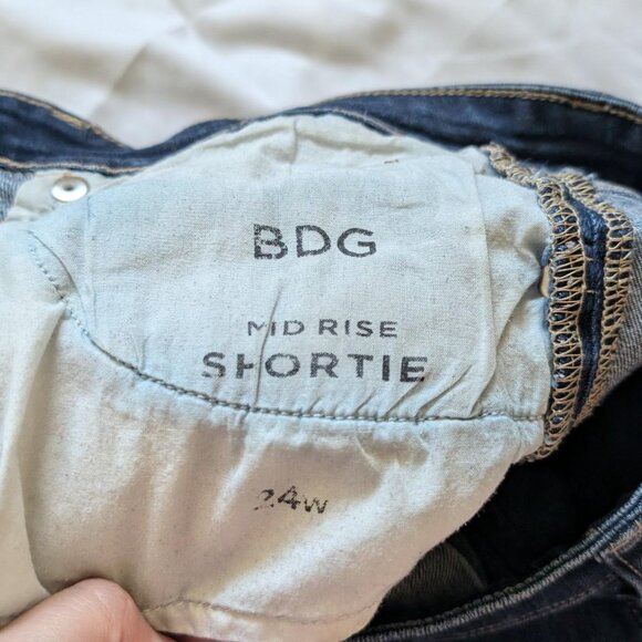 Dark Wash BDG Shorts 24W - Picture 3 of 4